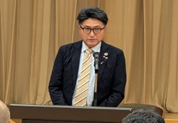 ?施 山田会長挨拶・進行.jpg